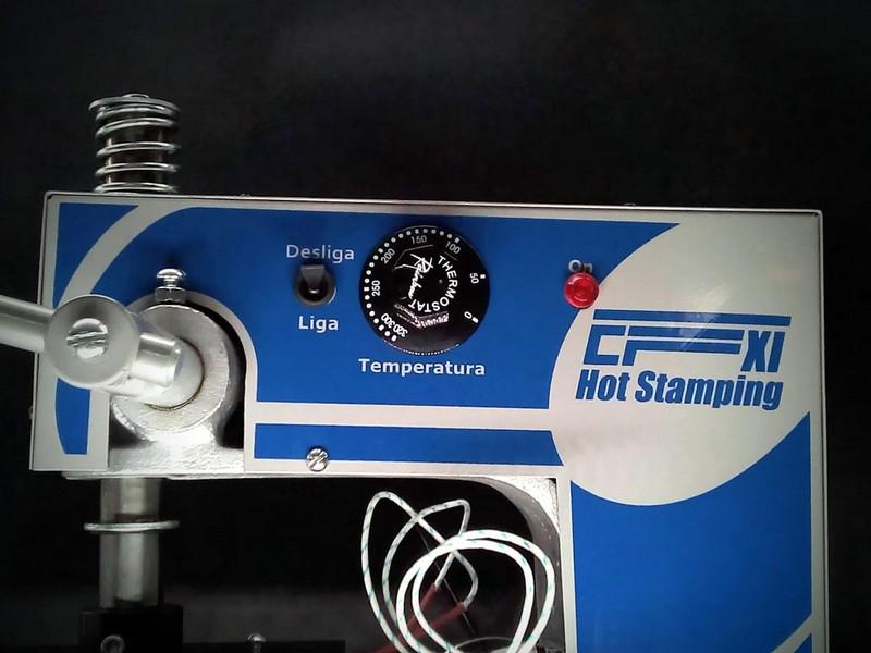 Máquina para gravação em hot stamping capa dura encadernação